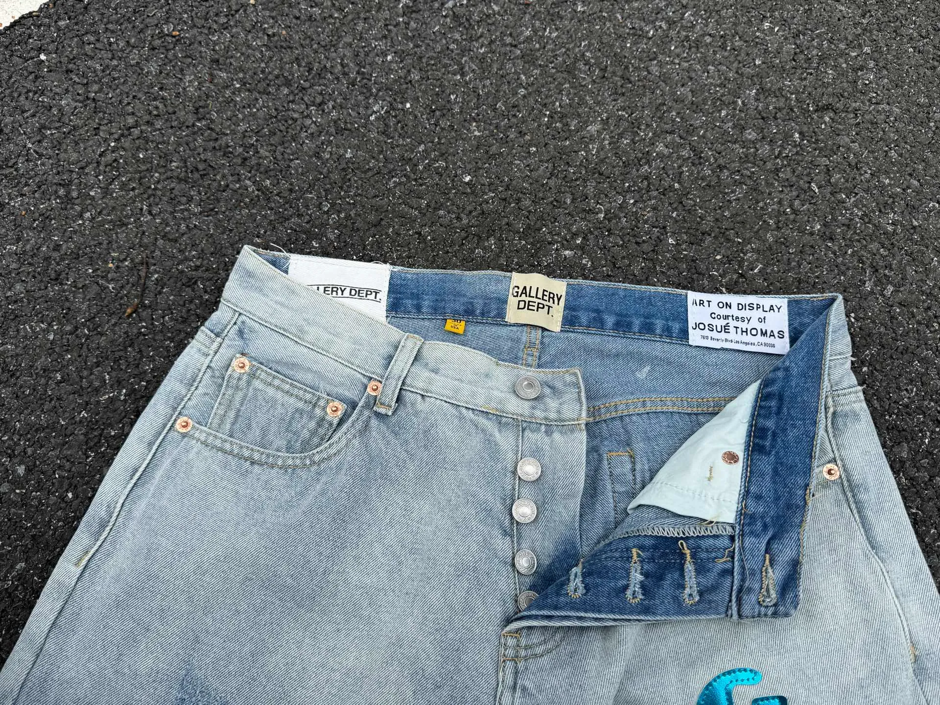 P240💰G66 GALLERY DEPT. Denim spliced ​​with all-over printed leather ripped bell-bottoms, washed and distressed jeans. GALLERY is attracted by these bell-bottoms. Whether it is a reset of Carhartt or Levis, it has created a strong brand style. Since these pants are modified from rare vintage, the production capacity is limited. Therefore, after many icons wore them, these pants were once hard to find. Later, perhaps due to the improvement of GD's business in the past two years and the expansion of production lines, the brand itself lowered the price, so I can't wait any longer for these pants this year and will definitely buy them. During the process of the denim washing plant, the owner of the washing plant helped introduce a boss who had worked for Levi's foundry and started his own business. This also paved the way for the following styles. Therefore, Levi's remodeled single product for the base plate is really familiar. Whether it is the fabrics supplied or the lathes used in production, there is nothing to choose from. -Color: blue -Size: S-XXL (corresponding to 28-36)